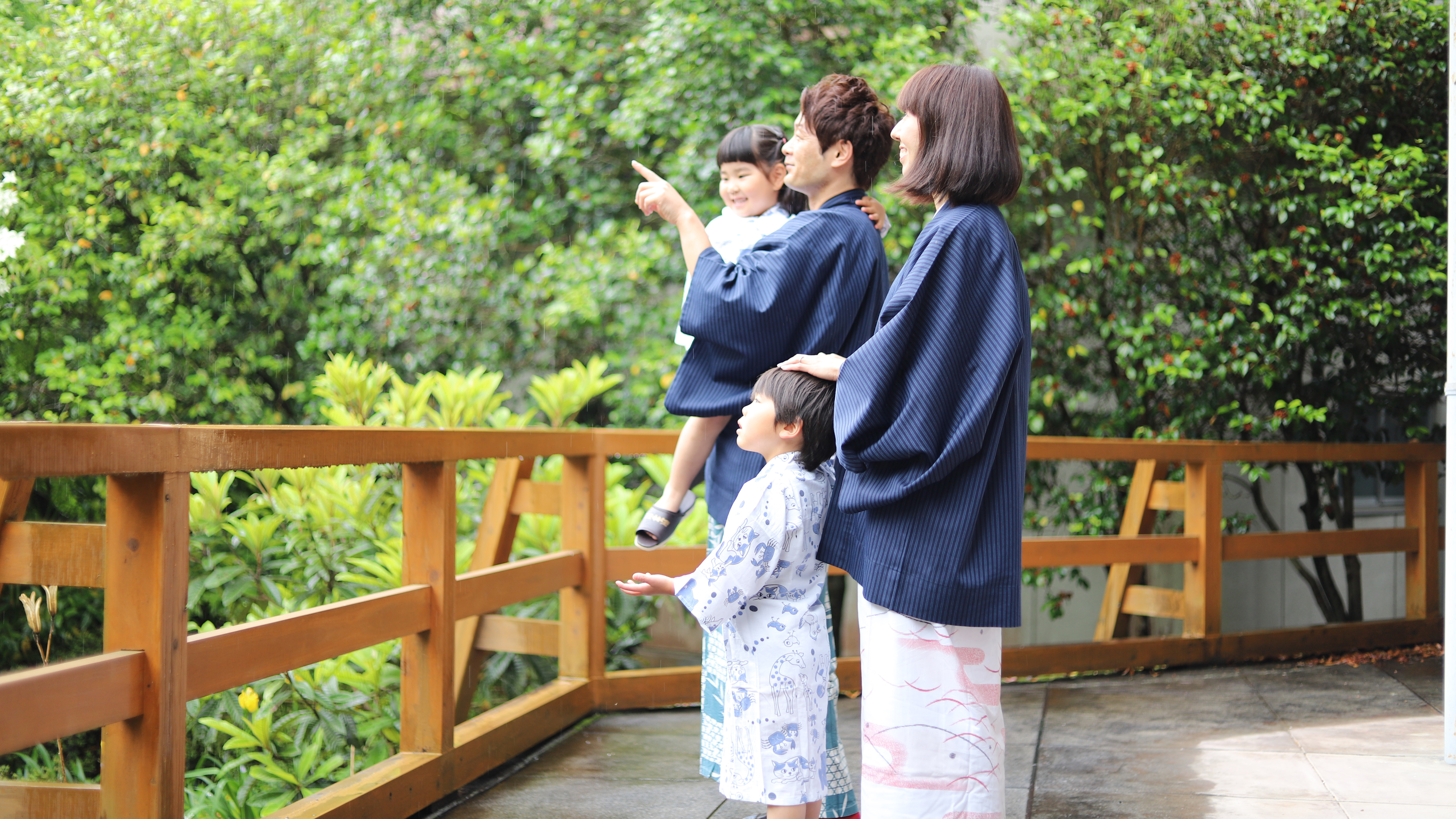 お風呂上りは中庭を望むロビ－ベランダで湯涼み♪