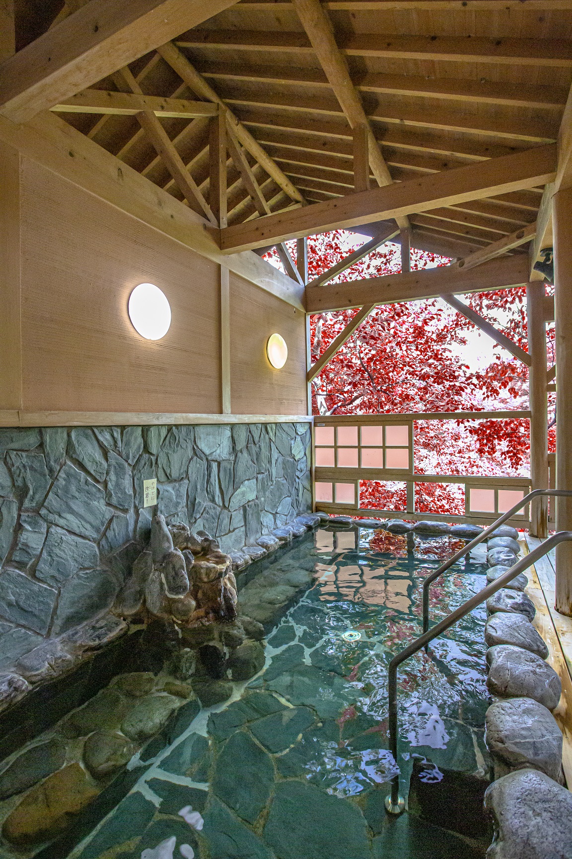 秋の露天風呂（岩風呂）