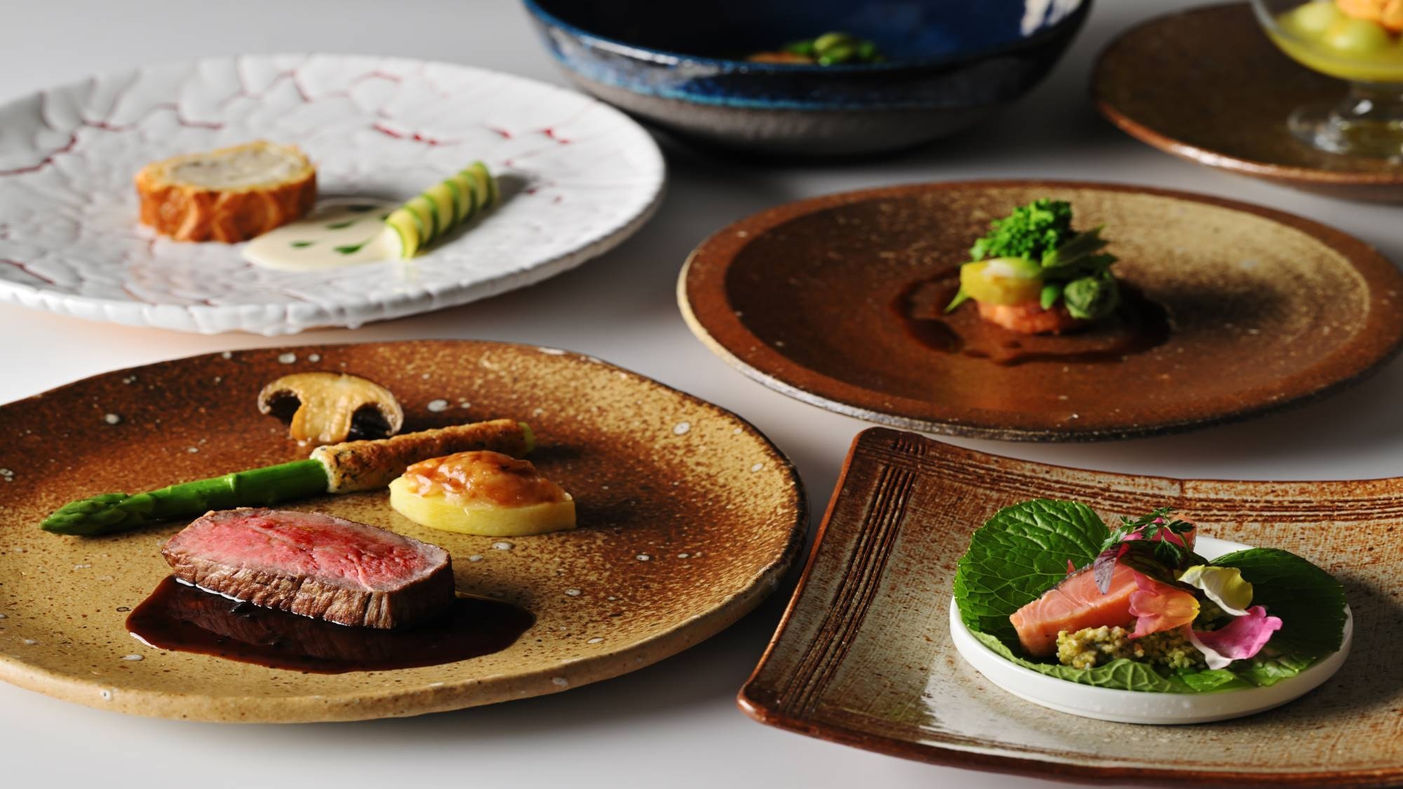 最上階レストランで優雅に堪能するフランス料理ディナーコース（夕朝食付き）