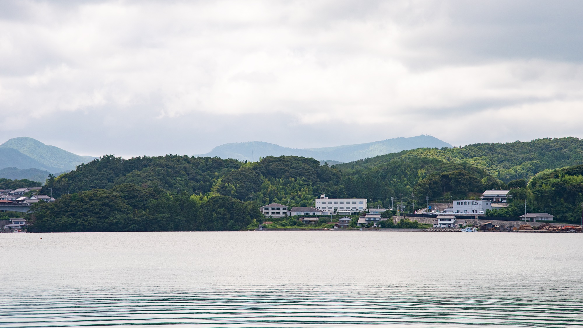 *【外観】海側からみた当館。