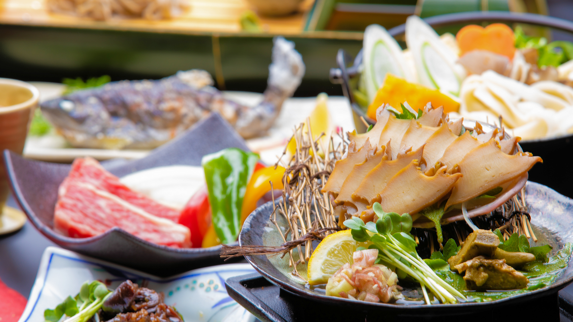 ■料理■ご夕食／甲州和牛やあわびの煮貝、川魚など、四季折々の美味しい食材を使ったご当地田舎会席です