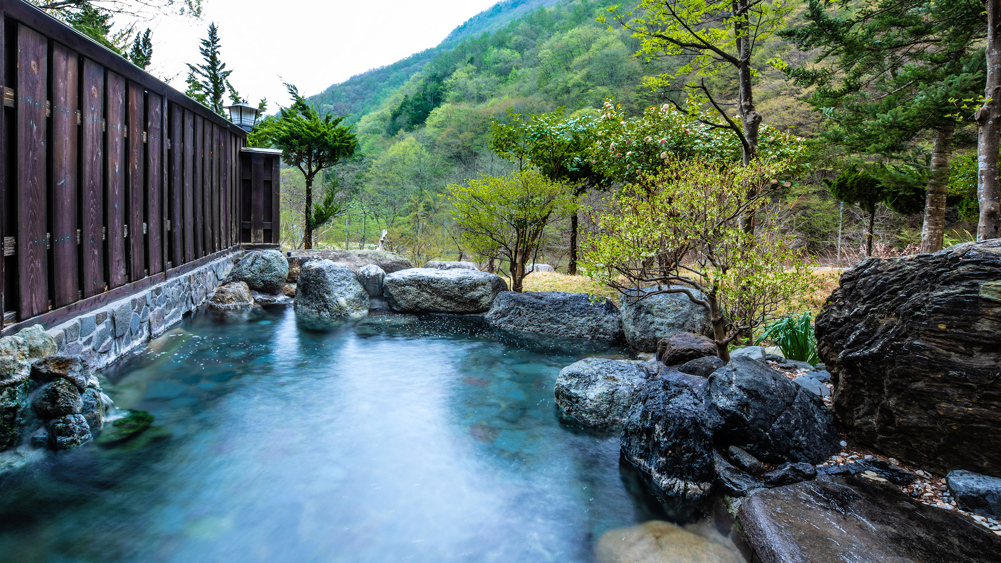 ■温泉■露天風呂／野趣あふれる露天風呂からは日中は雄大な自然、夜は満天の星空を眺めることができます