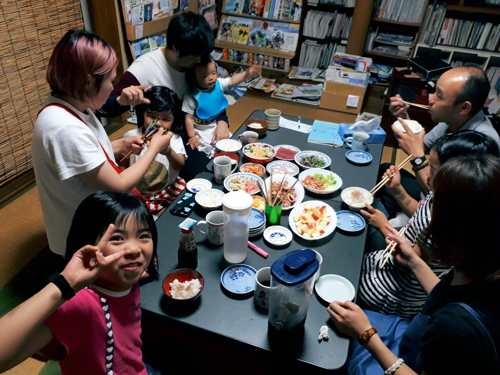 コミュニティスペースで食事