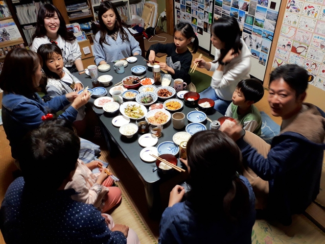 コミュニティスペースで食事