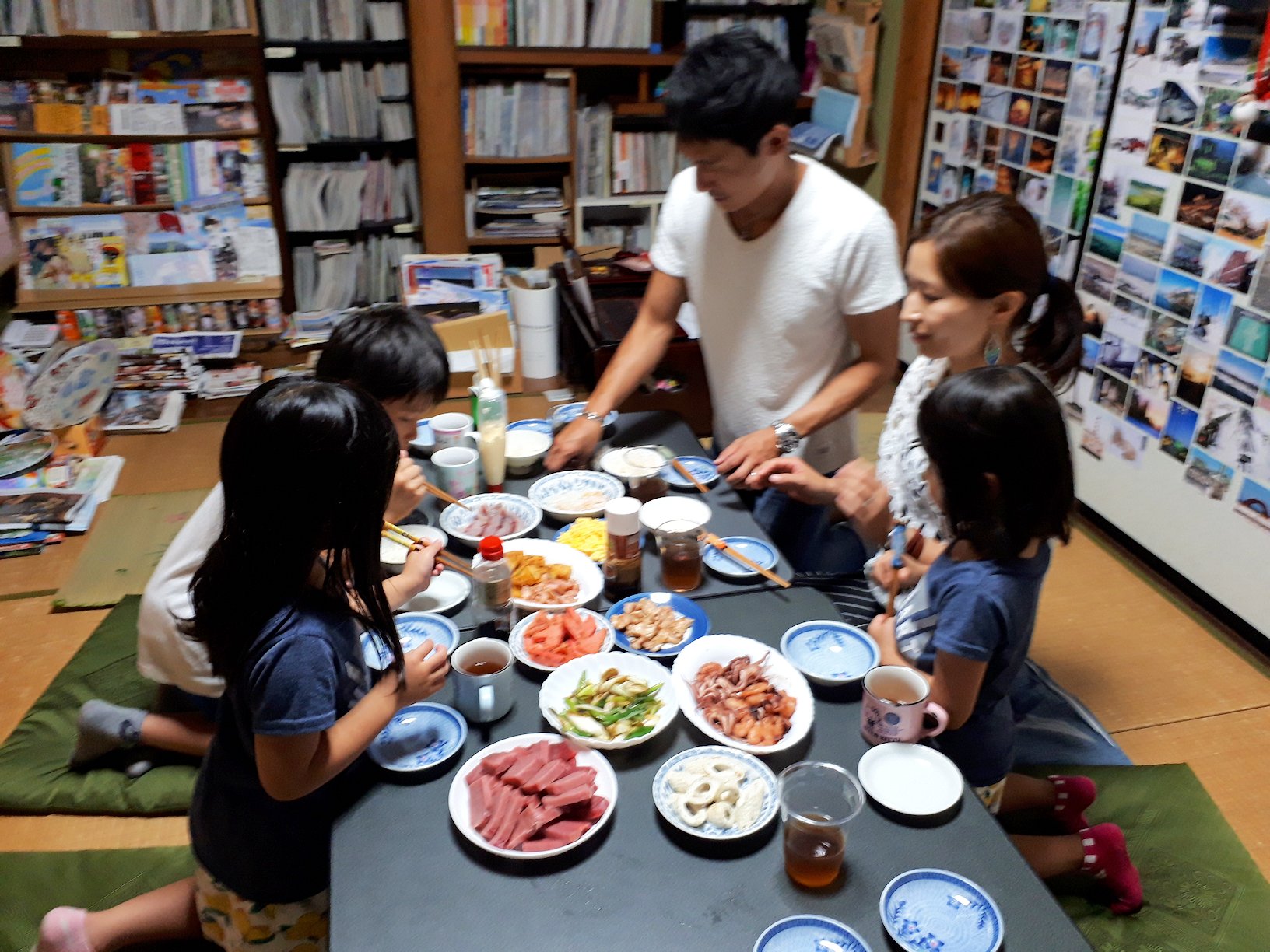 コミュニティスペースで食事