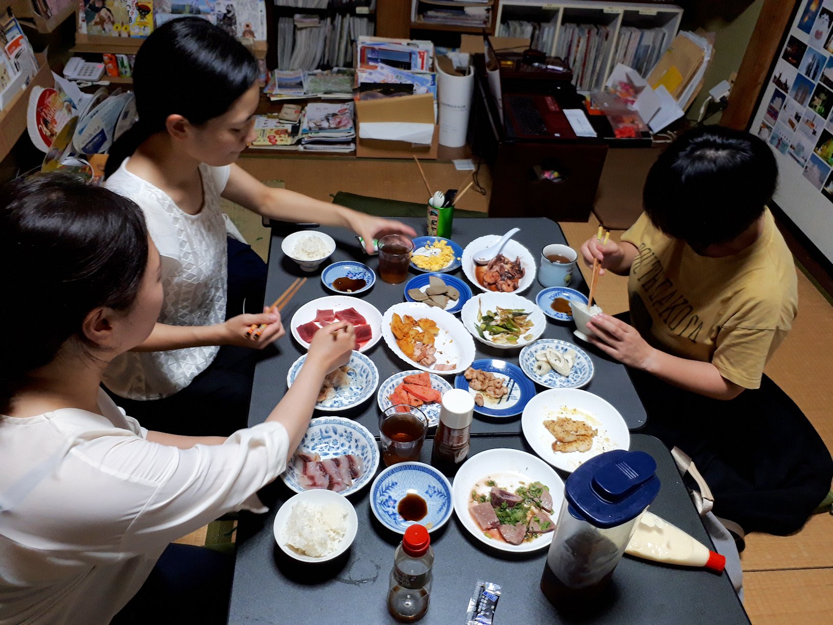 コミュニティスペースで食事