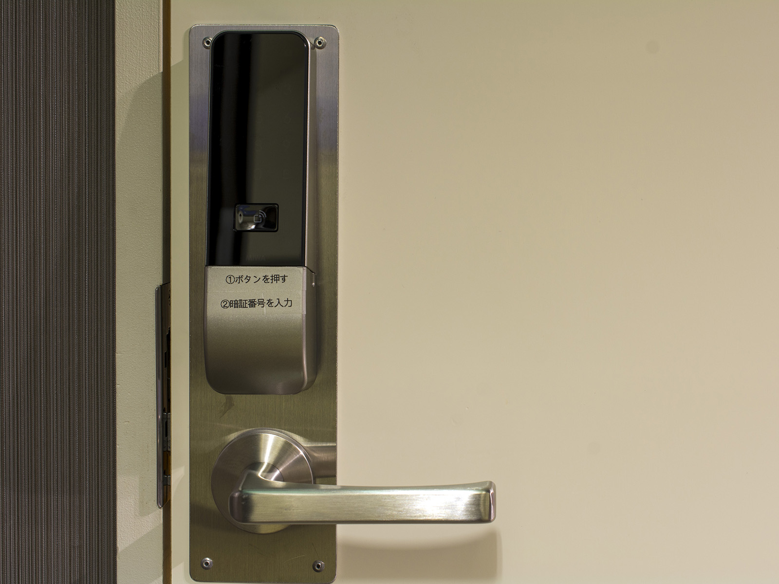 【6F 女性用大浴場】女性浴場入口には暗証番号式の電子ロックキーを設置