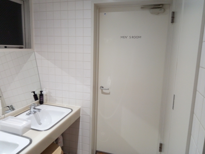 【男性用トイレ】各階のフロアにございます。