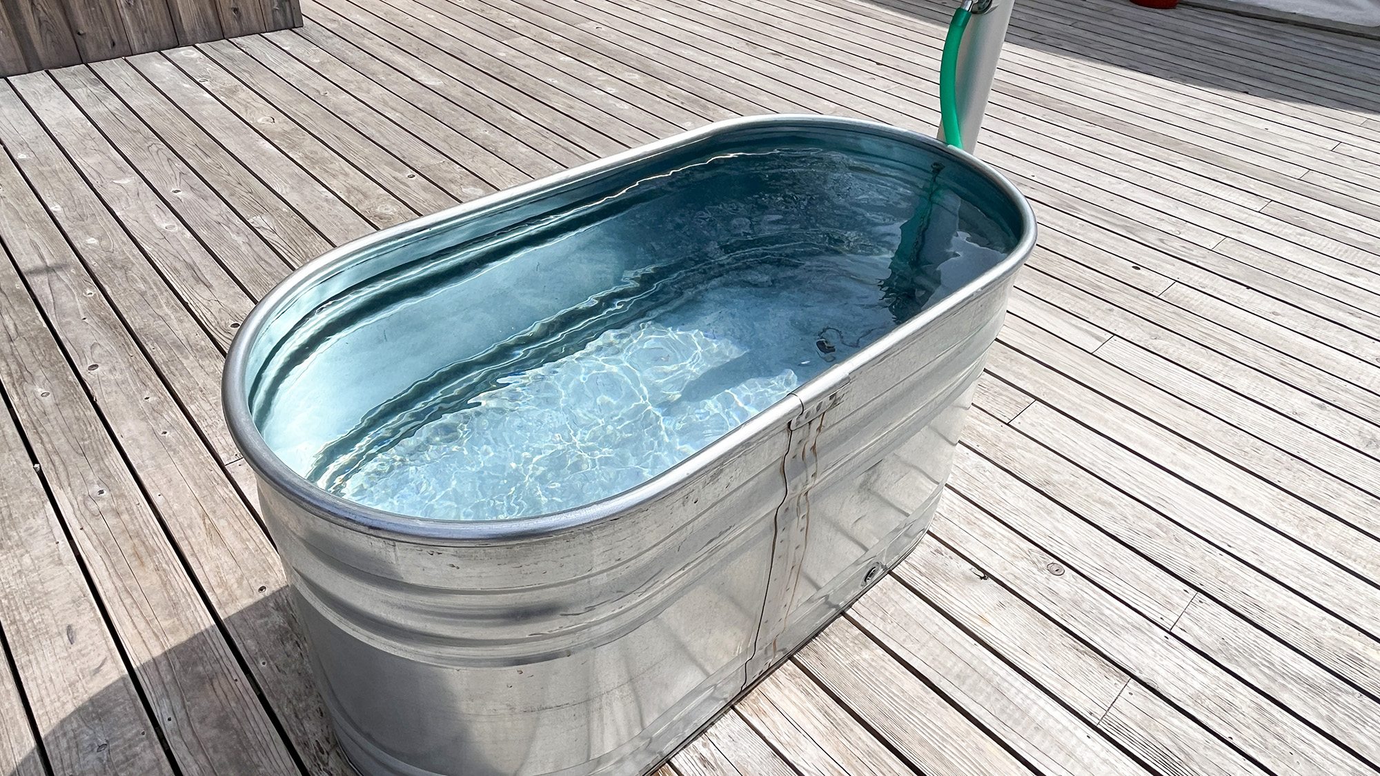 #響きのサウナグランピング　サウナの後は、森を見渡す水風呂でリフレッシュ。 (1)