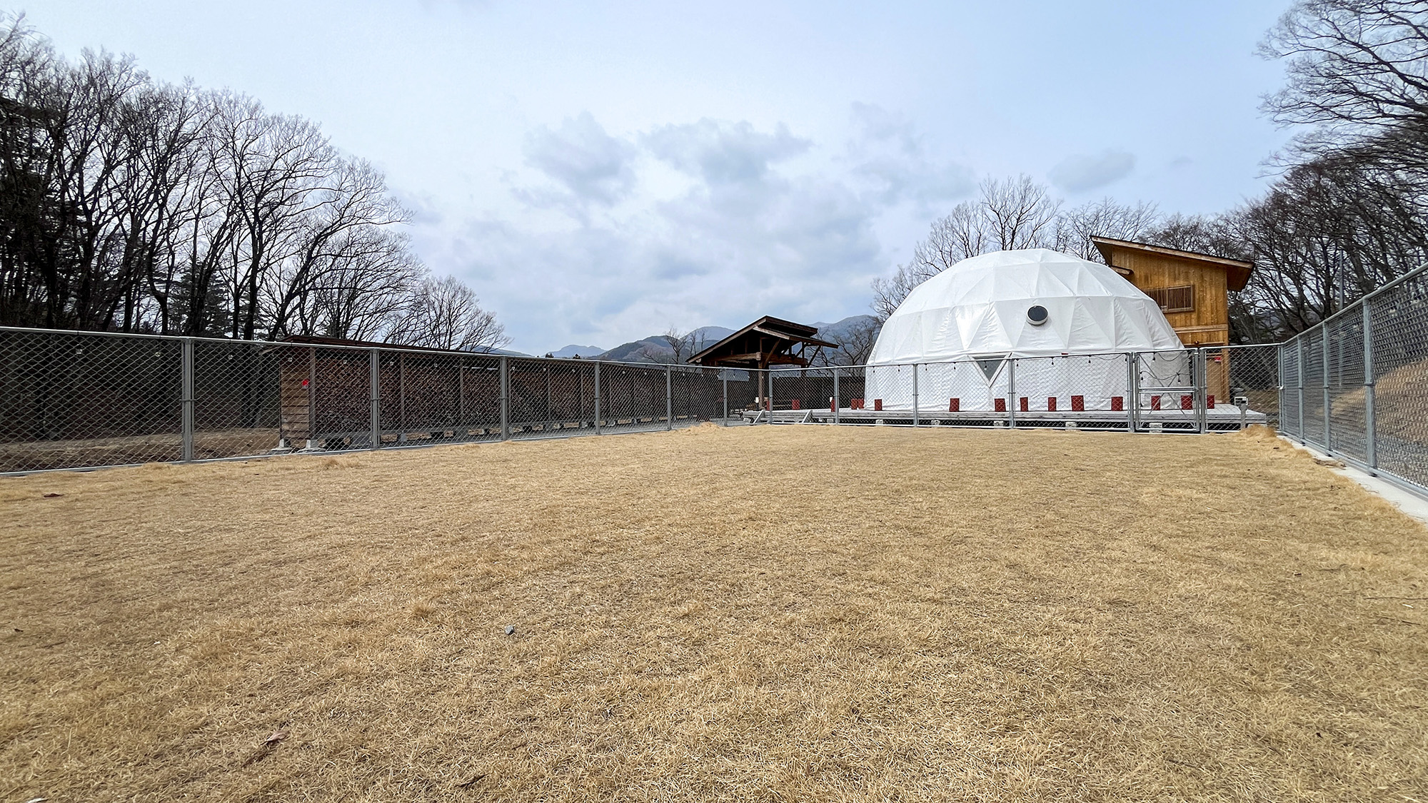 #響きのサウナグランピング　愛犬も主役！ドームテント併設の広々プライベートドッグラン。