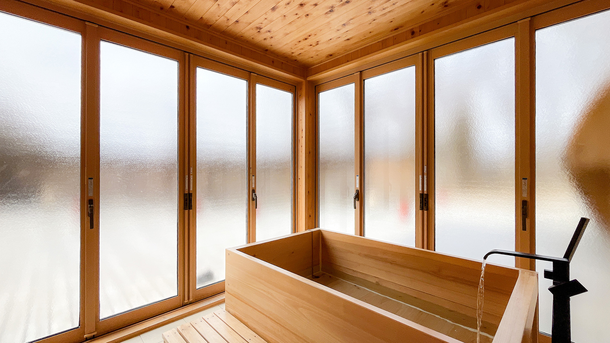 #響きのサウナグランピング　窓を閉めれば、そこは完全なプライベート空間。