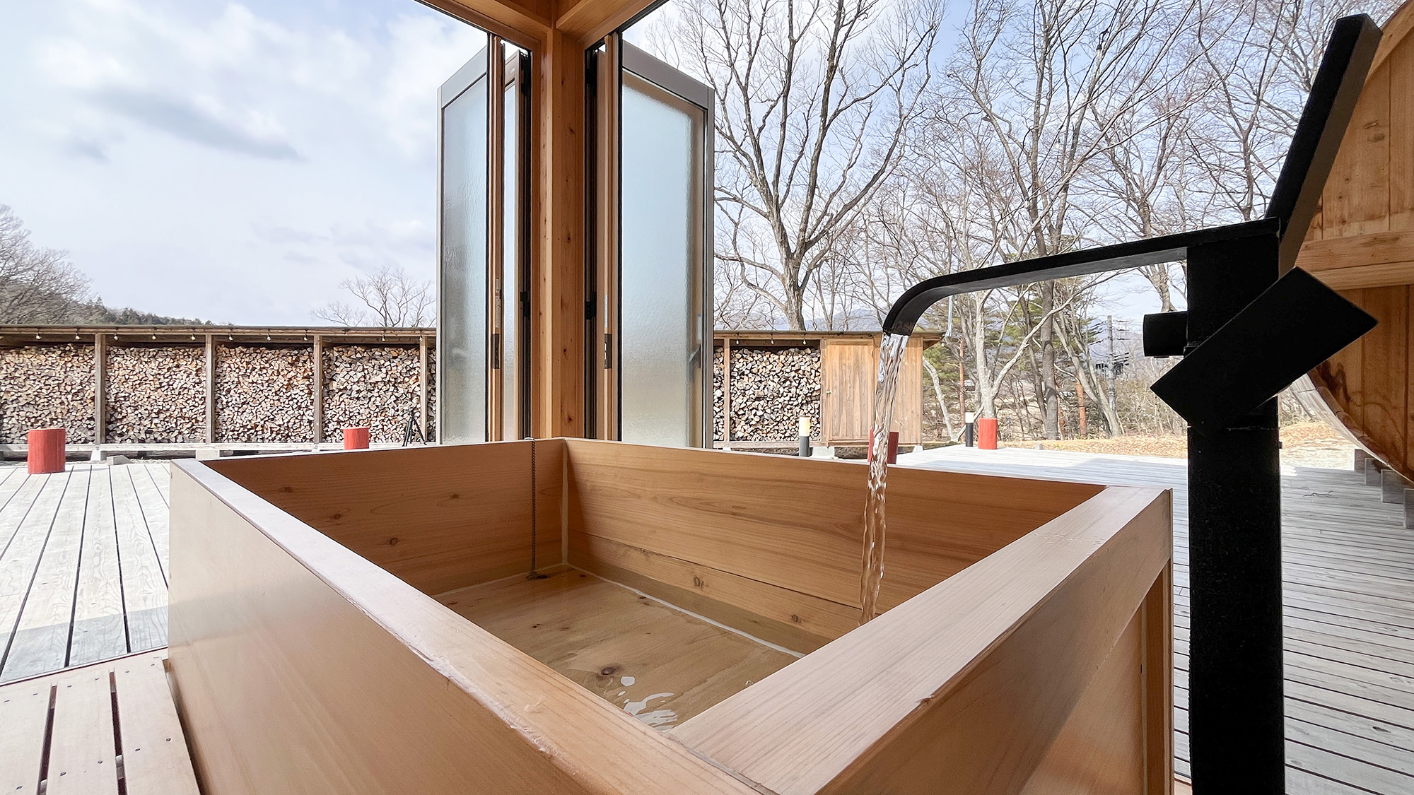 #響きのサウナグランピング　まるで森の中で入浴しているかのような非日常感。