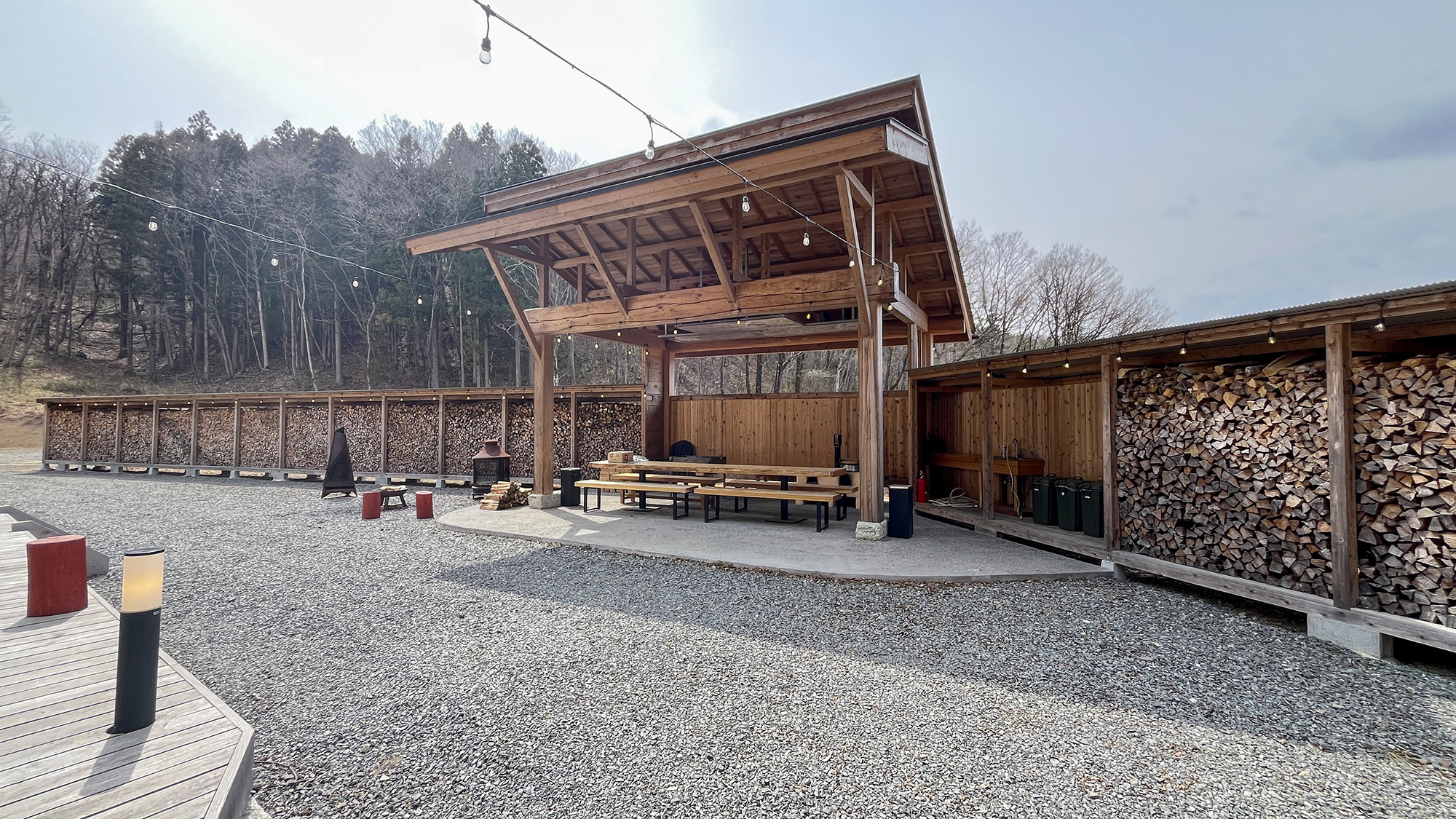 #響きのサウナグランピング　一年中楽しめるドームテント隣接のBBQスペース。