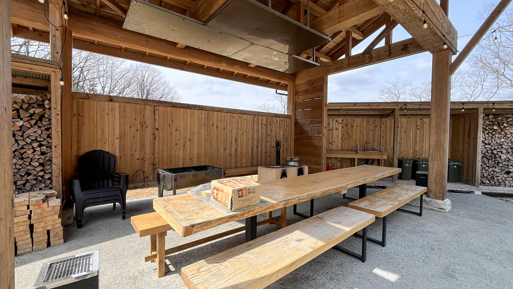 #響きのサウナグランピング　雨や風を気にせず、一年中快適にBBQを楽しめます。