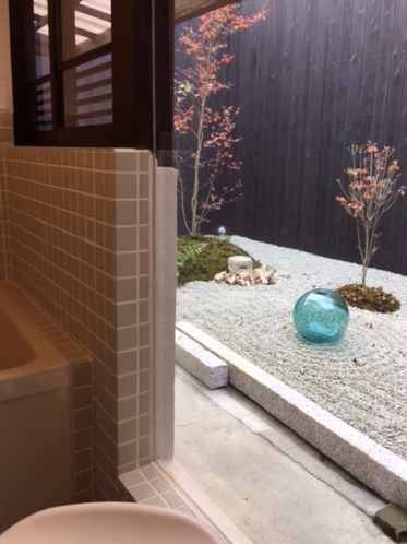 ほんまもんの【京町屋】のお風呂もトイレも≪お外≫でした♪でも、、庭が見れますよ