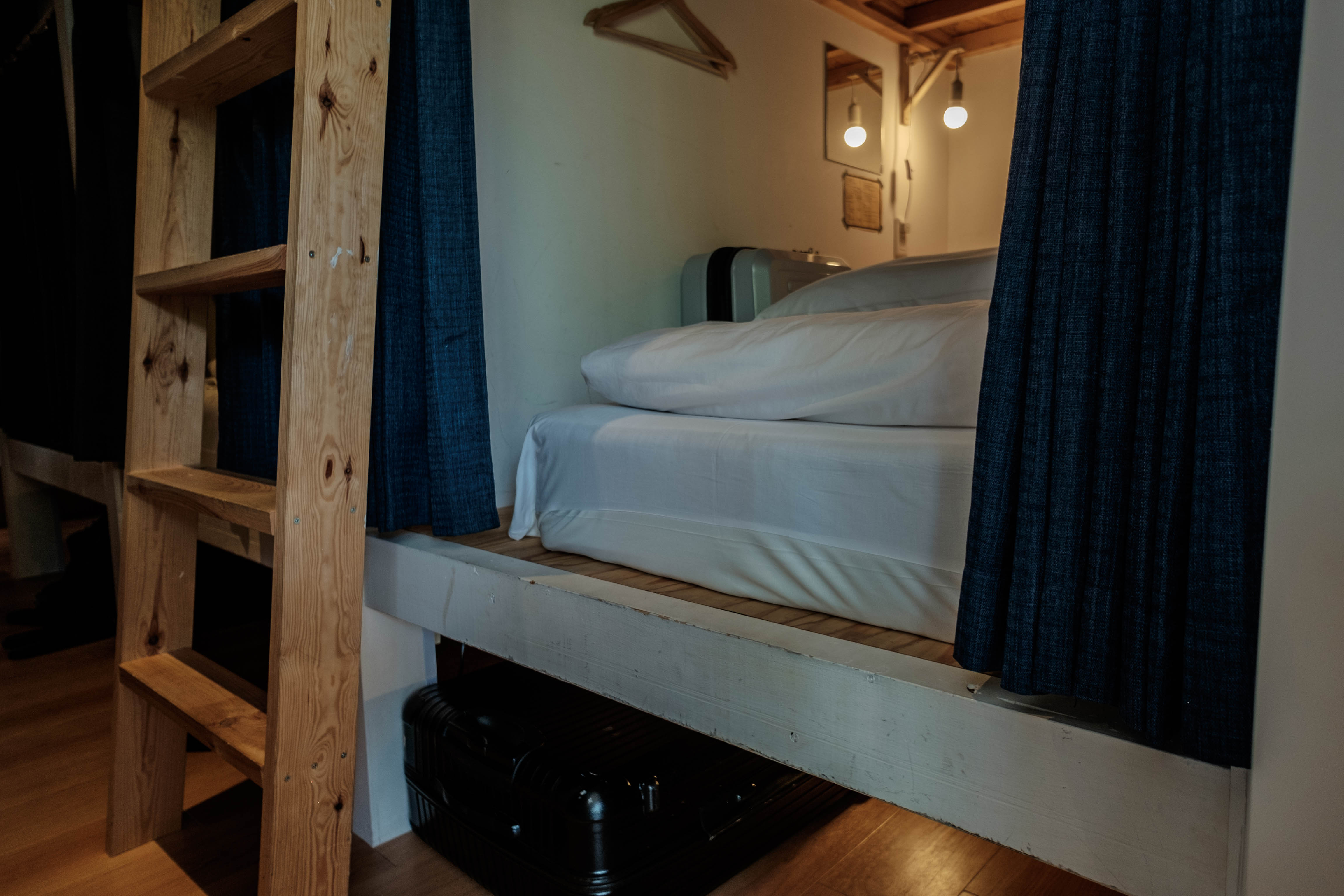 ベッドの下には大型のスーツケースも収納可能