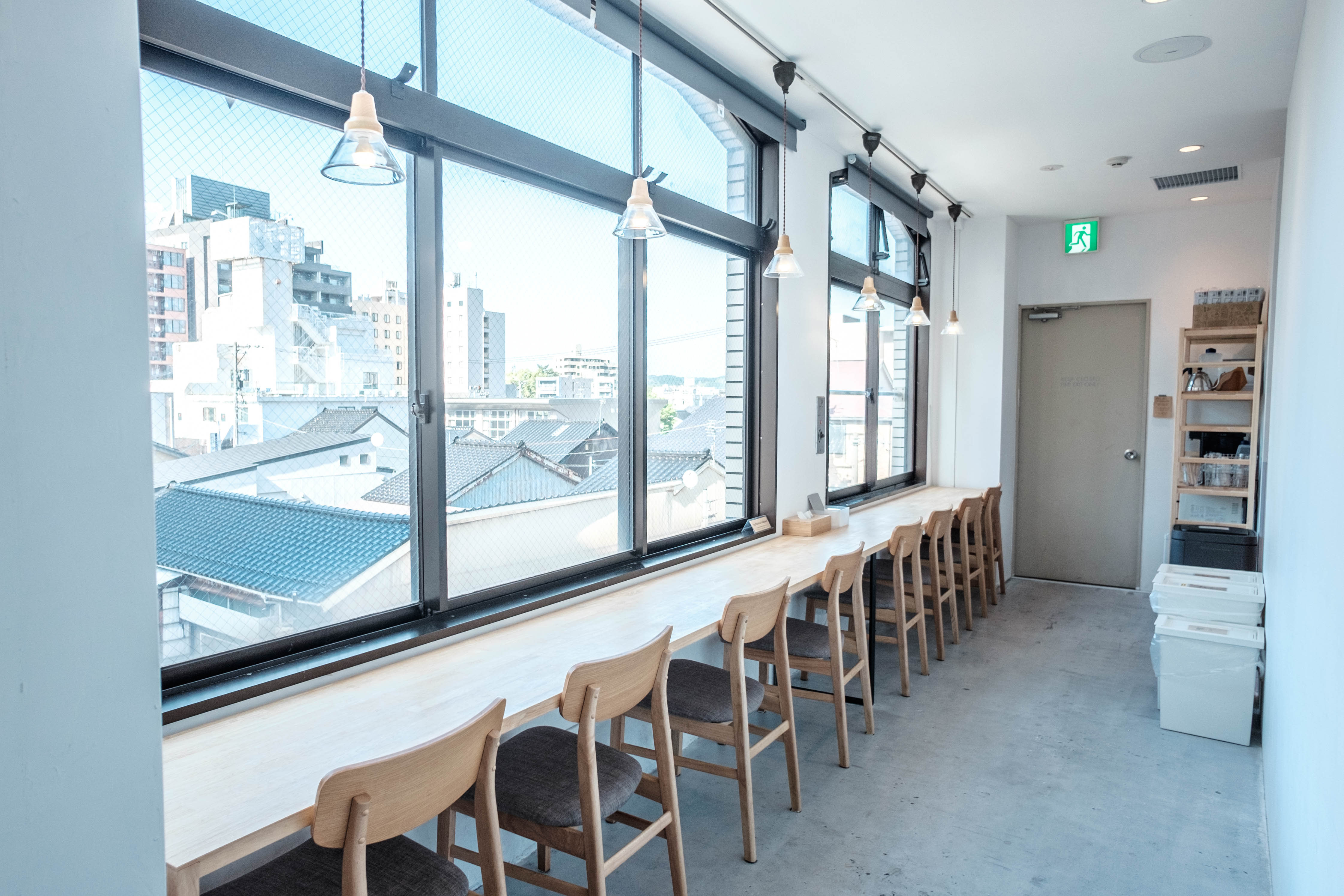 女性専用ドミトリーのデスク