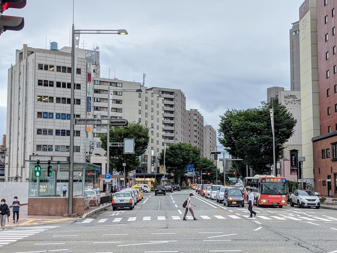 金沢駅徒歩3分。金沢駅前広場から当ビルが見えます。