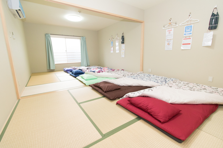 【家族・グループ様】8畳６畳二間続き鍵付き和室に皆なで泊まって修学旅行気分♪【人気の朝食付】