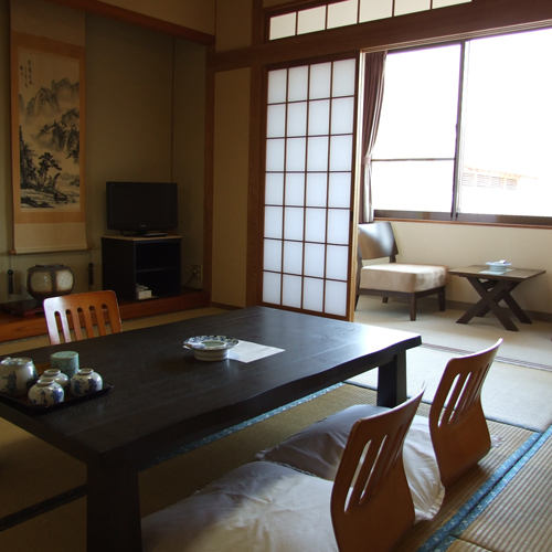 [Japanese-style room with a view of Mt. Yufu]