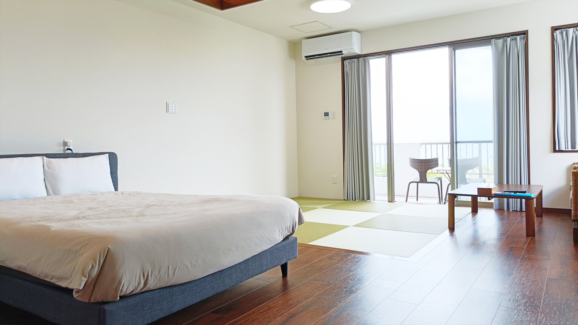 【2F-A】ダブルベッド+畳コーナーに布団を敷いてお休みいただけます。