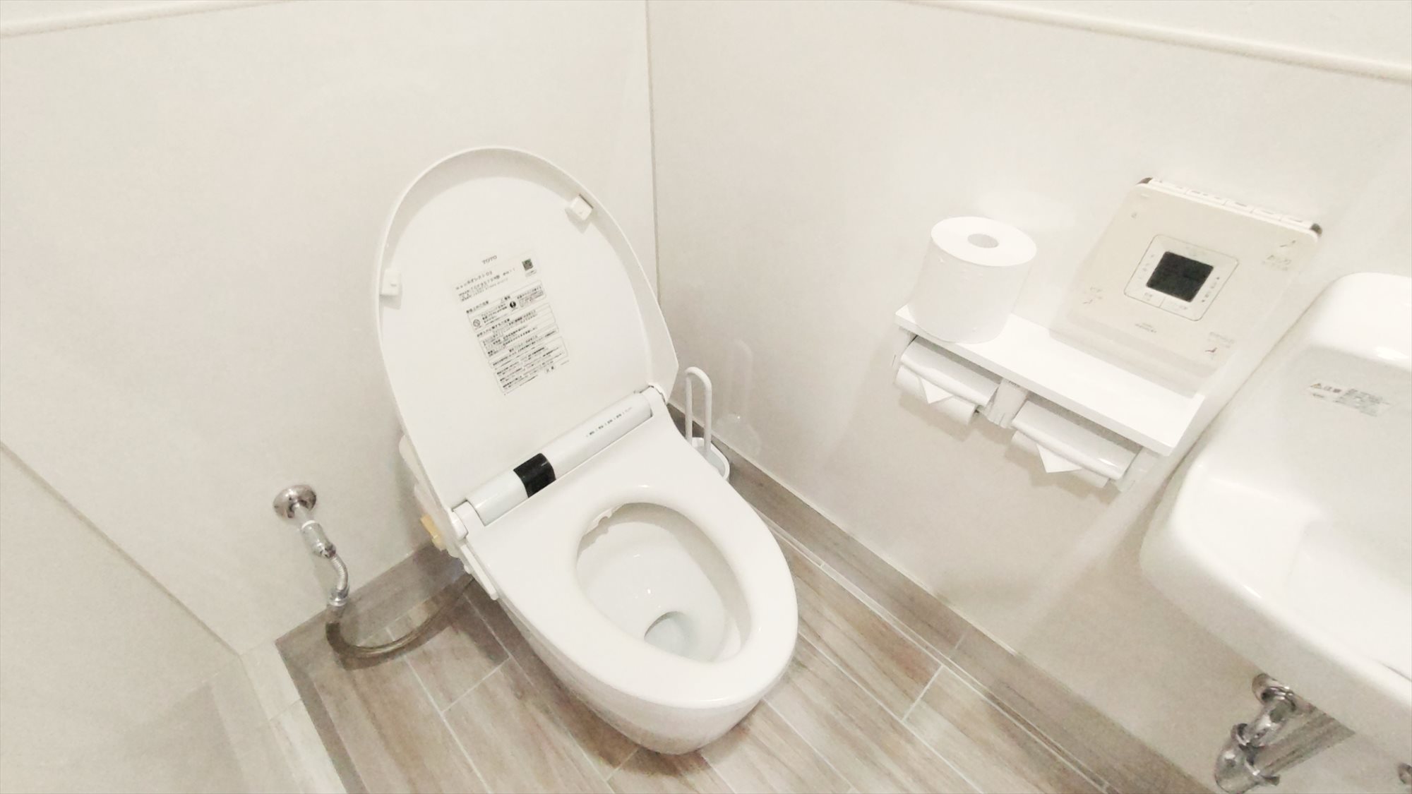 【2F-A】／【2F-B】独立式トイレ　洗浄機付き　フタは自動開閉タイプです。