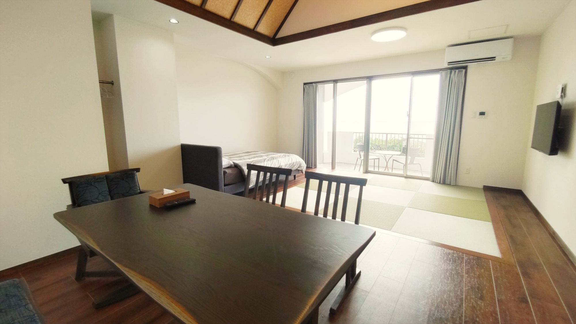 【2F-B】大きなダイニングテーブルが特徴。6名様までご宿泊可能です。