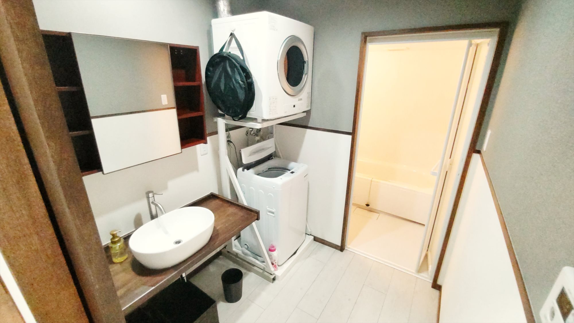 【2F-B】洗面脱衣所　洗濯機とガス乾燥機がございます。