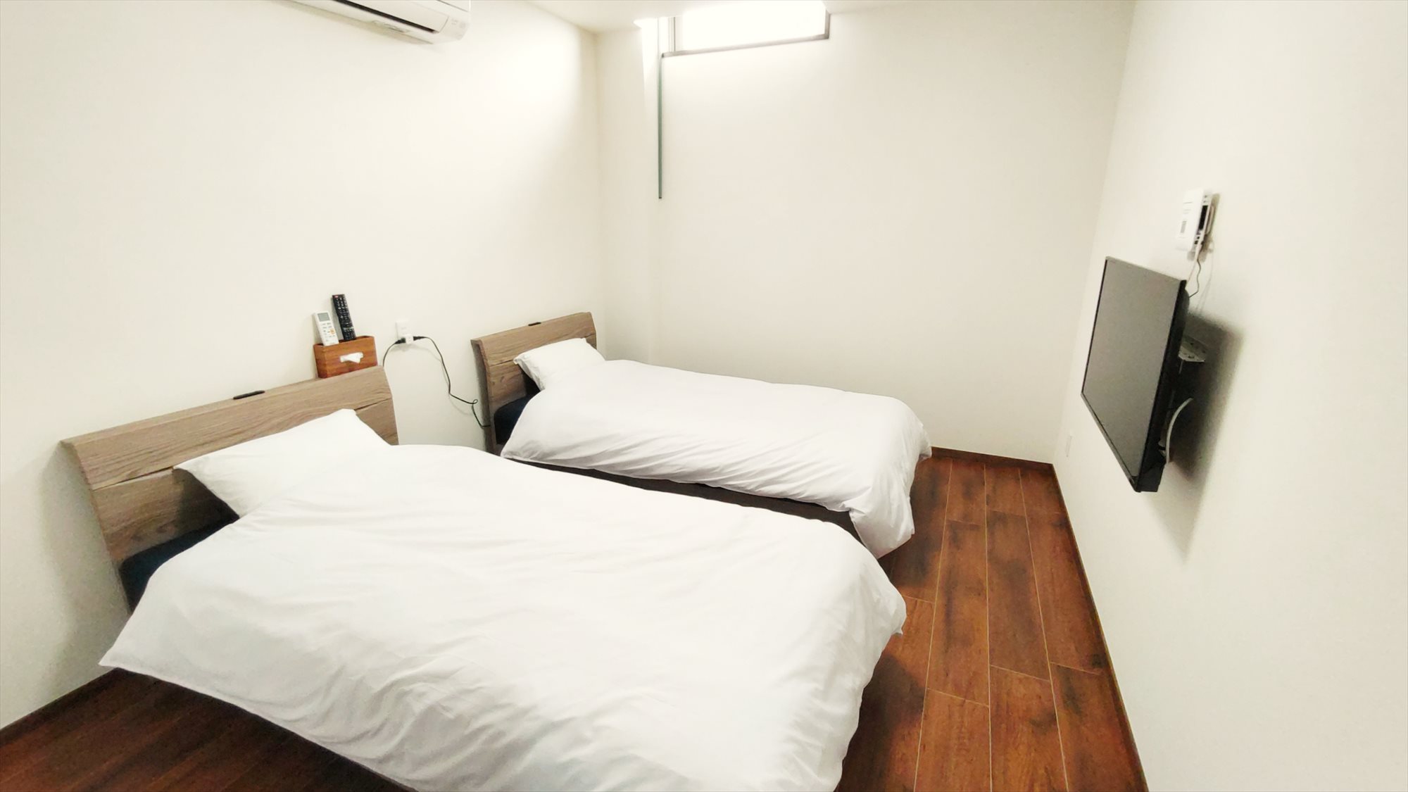 【2F-B】ツインルーム　こちらの個室でもテレビとエアコンは設置されています。