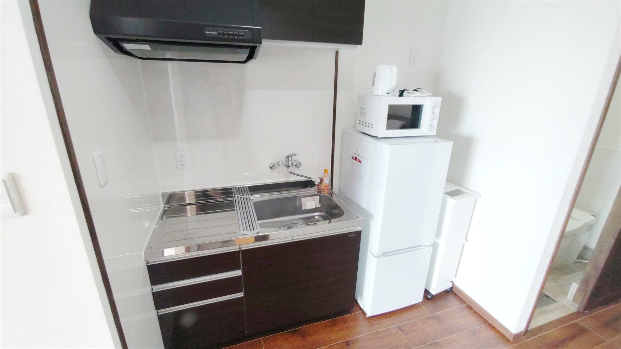 【2F-B】ミニキッチン　2ドア冷蔵庫、電子レンジ、電気ケトル、ほか調理器具や食器等ご利用ください。