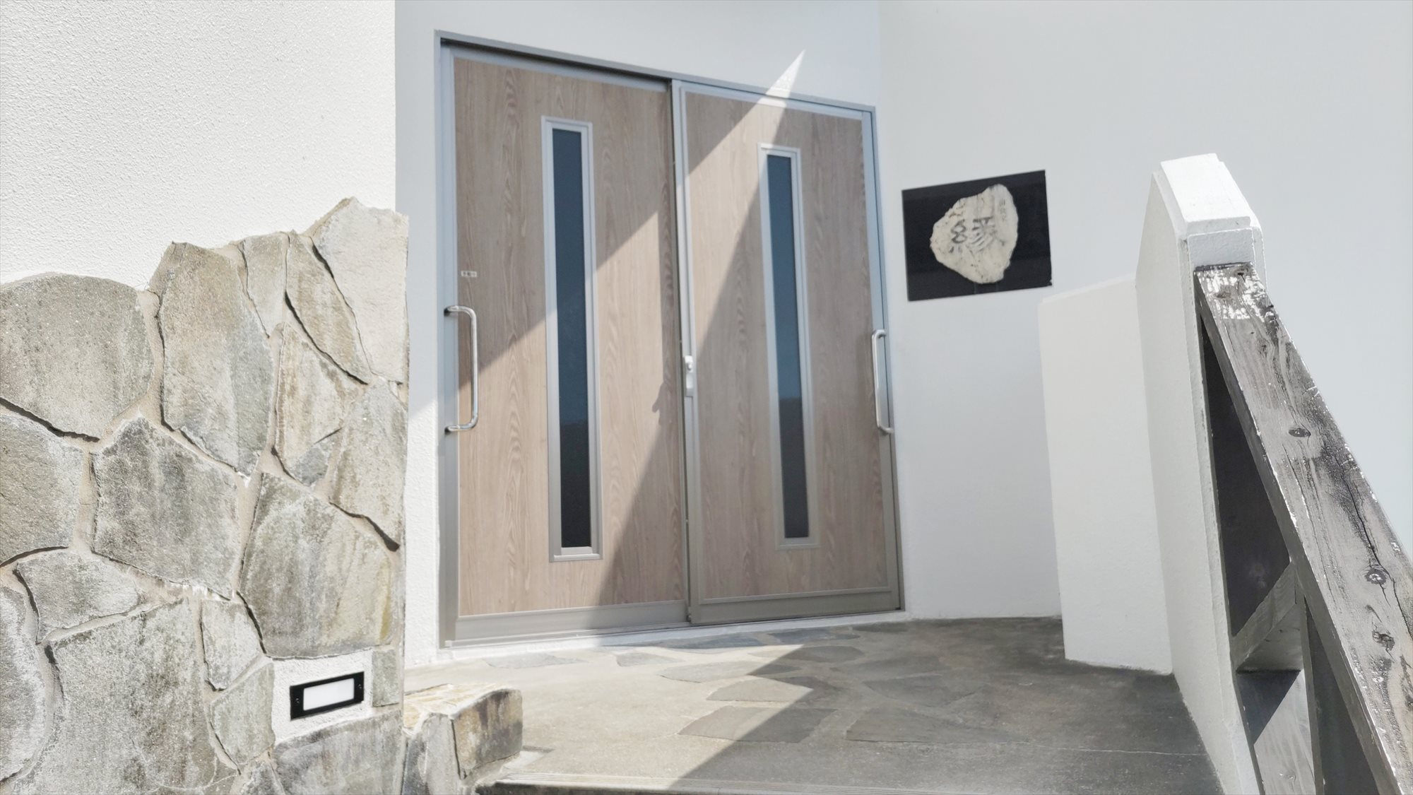 【2F-A】／【2F-B】2階へは、外階段を上った先にご入館口がございます。