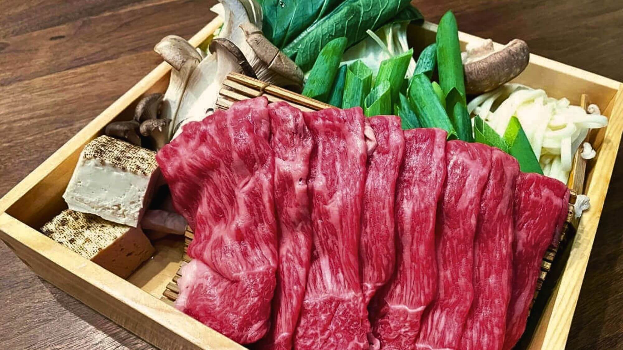 1泊2食〇夕食はA5ランク特選黒毛和牛すき焼きor牛しゃぶ〇選べる3種鍋と九種の小鉢orホットサンド