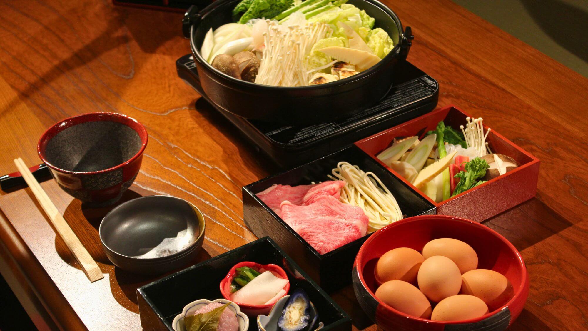 【ご夕食一例】ハラール認証を受けた牛肉ですき焼きをお楽しみください。