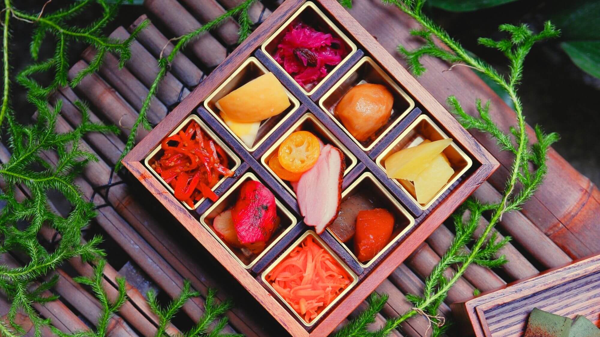 【ご夕食一例】地元民が愛するレストラン「食と森」特製の重箱ディナーです。日本酒ボトル付き