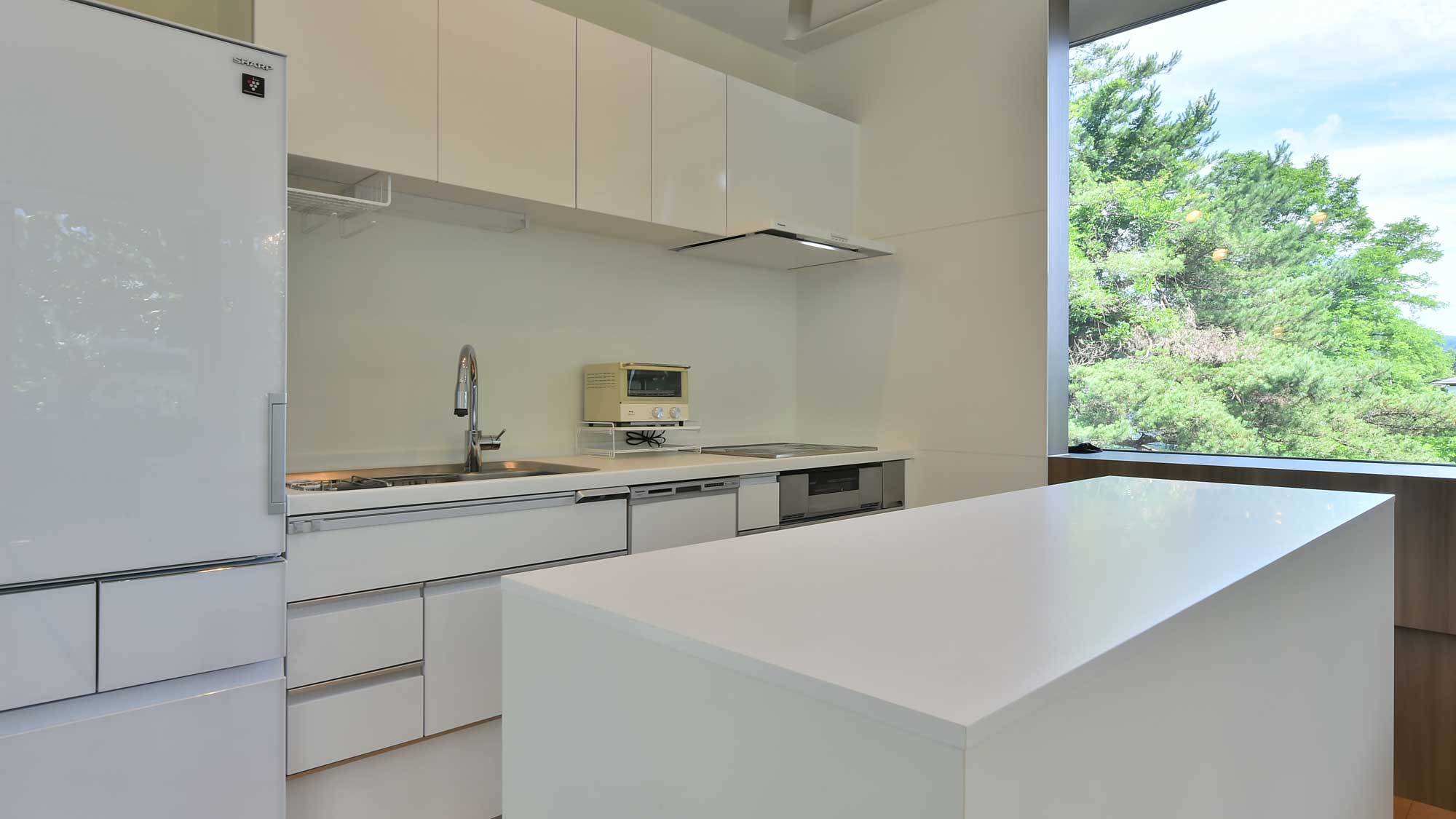 【ヴィラアンブレラ白馬】真っ白なシステムキッチン