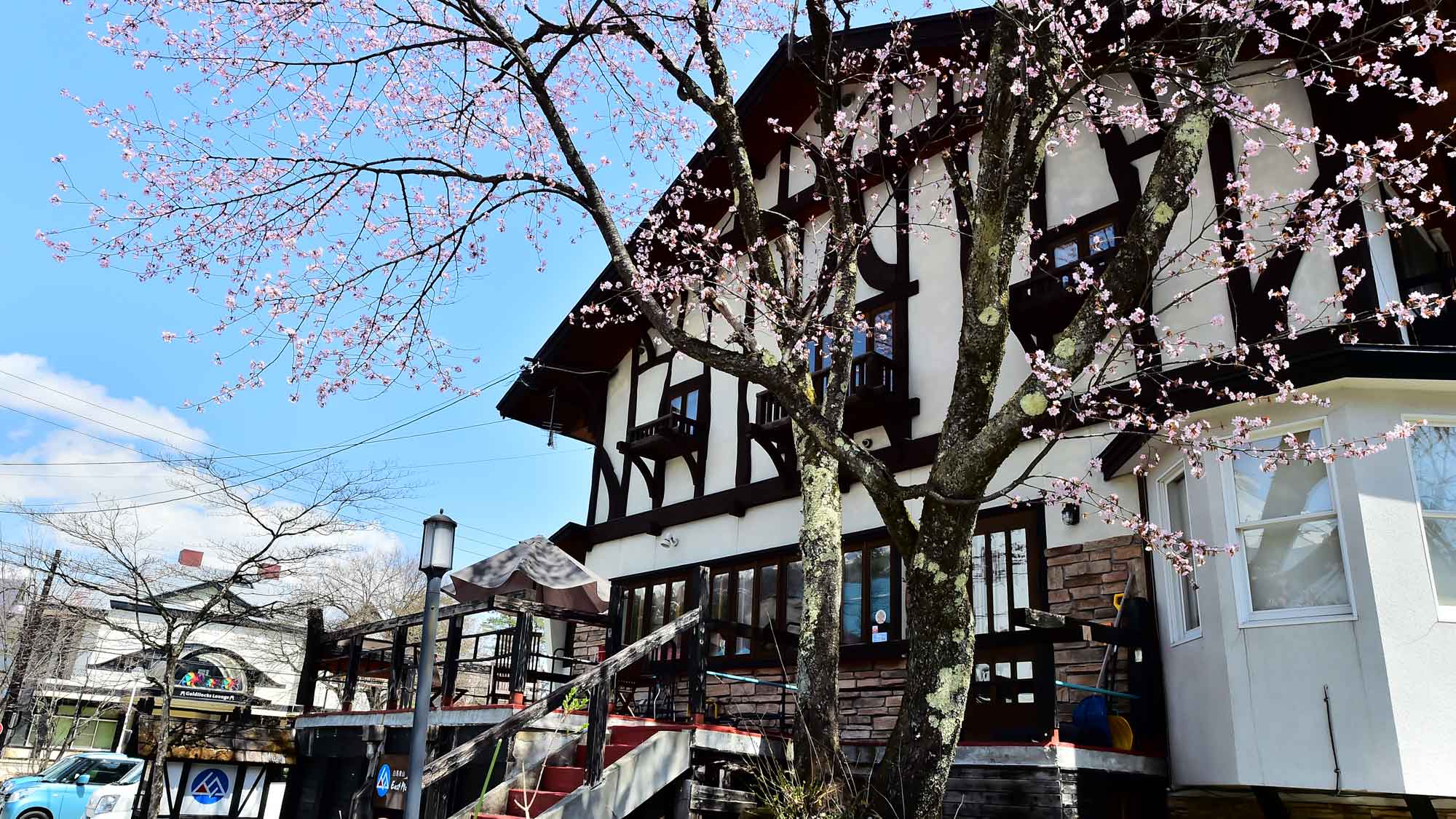 ●【ペンション東山】春は窓から桜が見られます。
