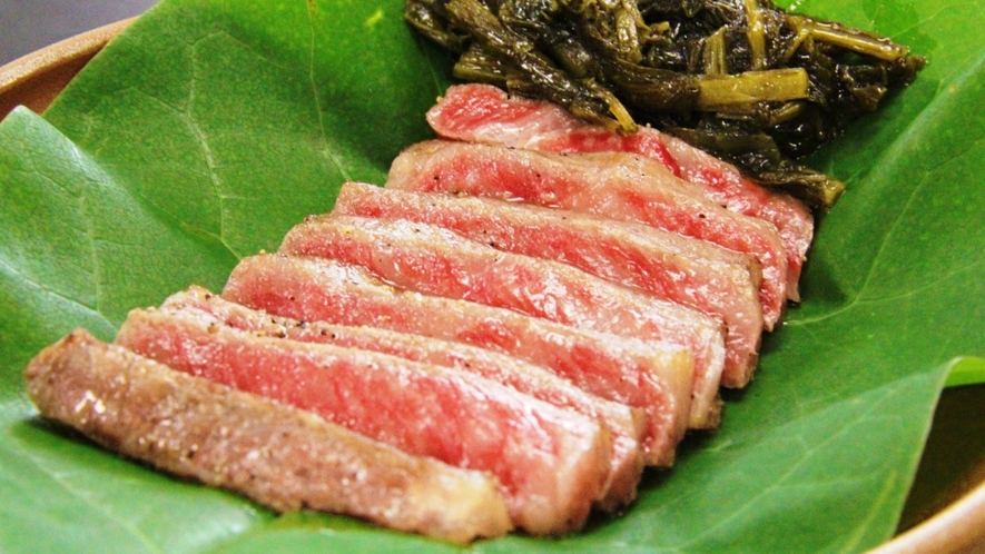 【夕食】ステーキプランのお肉。やわらかくてジューシーな飛騨牛をお好みの焼き具合で。