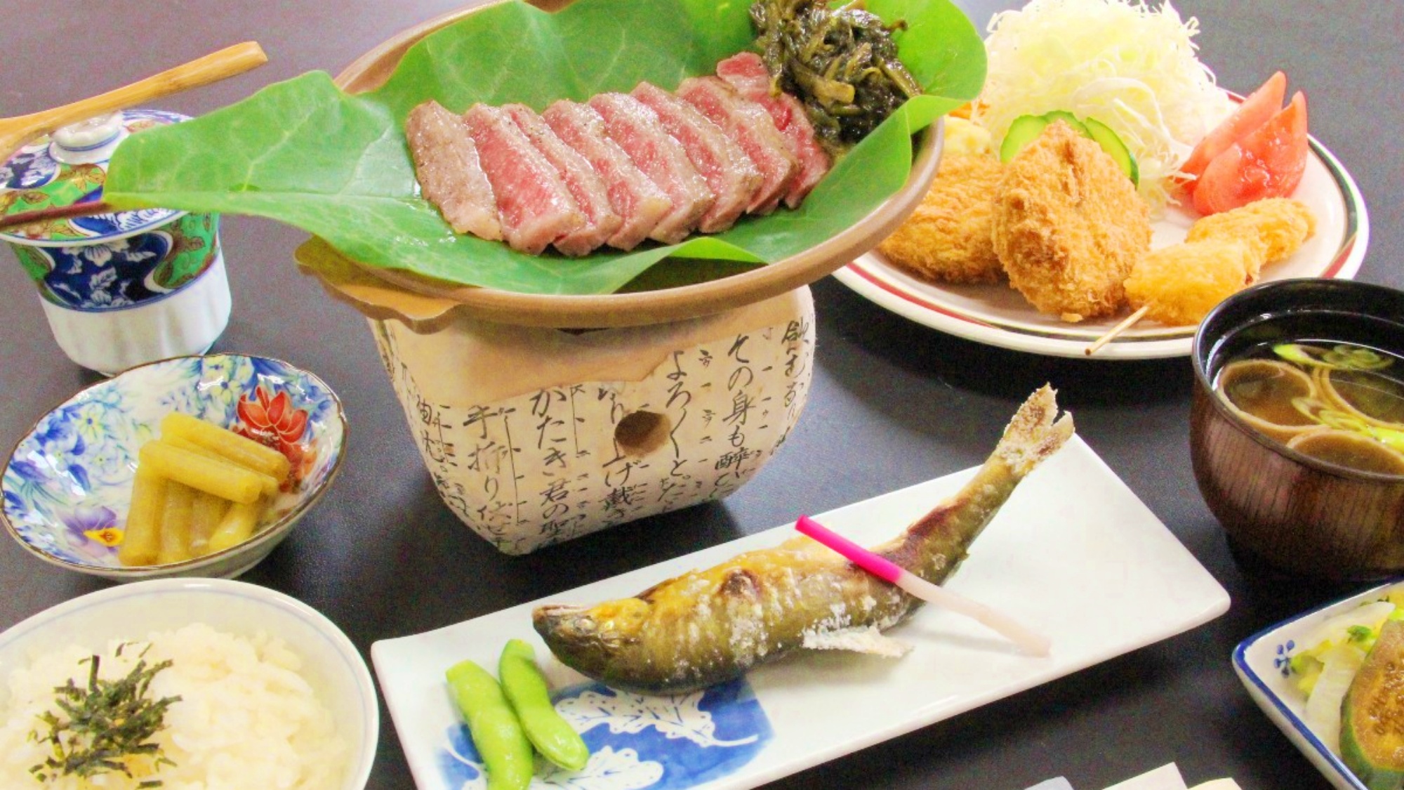 【夕食】ステーキプランの夕食です。やわらかくてジューシーな飛騨牛をお好みの焼き具合で。