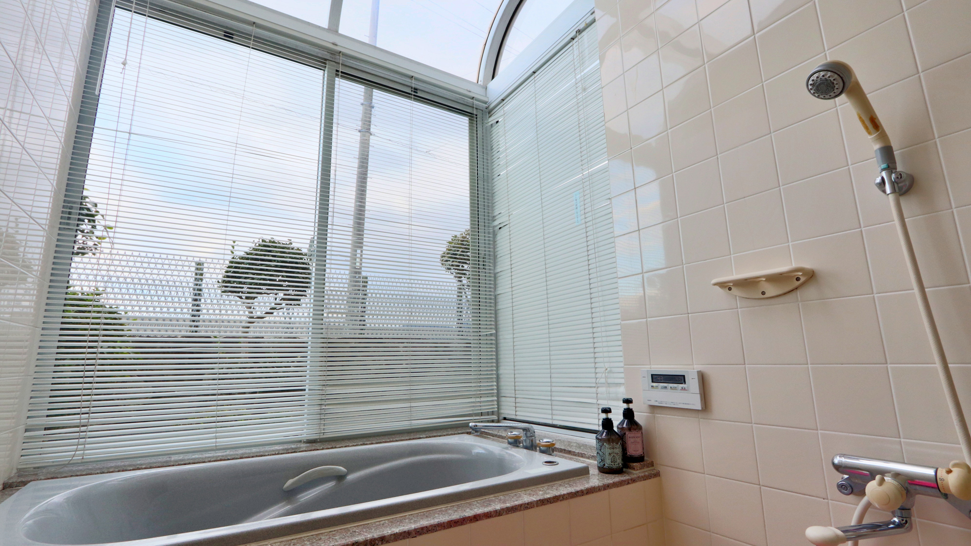 ツインルーム-Twin Room-窓から見える景色に癒されながら過ごせる客室