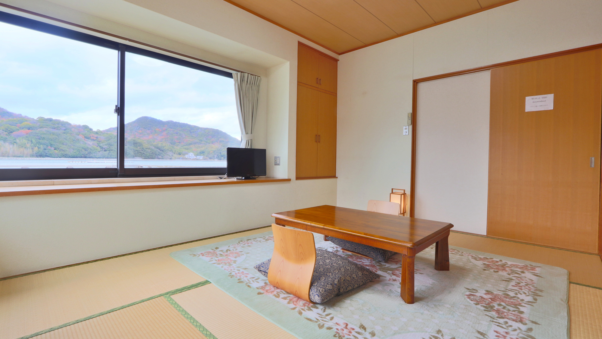 絶景部屋-View room-ベッドのすぐ横からそっと水面を眺めれる客室