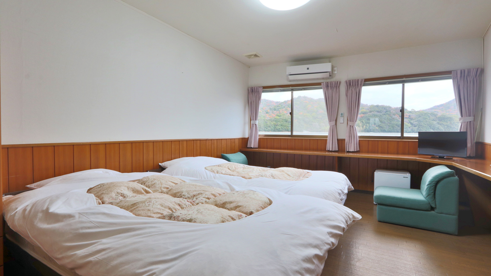 ツインルーム-Twin Room-窓から見える景色に癒されながら過ごせる客室