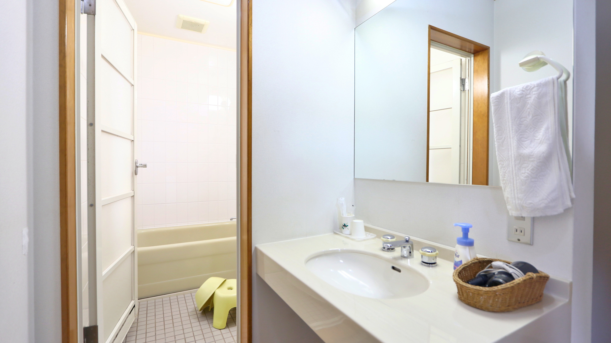 絶景部屋-View room-ベッドのすぐ横からそっと水面を眺めれる客室