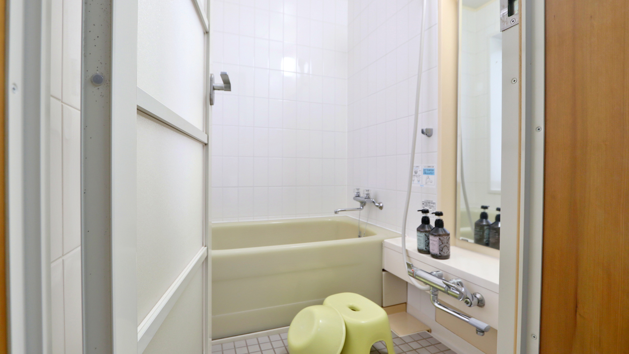 絶景部屋-View room-ベッドのすぐ横からそっと水面を眺めれる客室