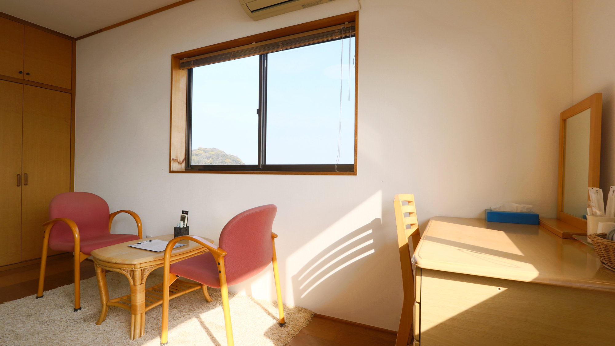 ツインルーム-Twin Room-窓から見える景色に癒されながら過ごせる客室