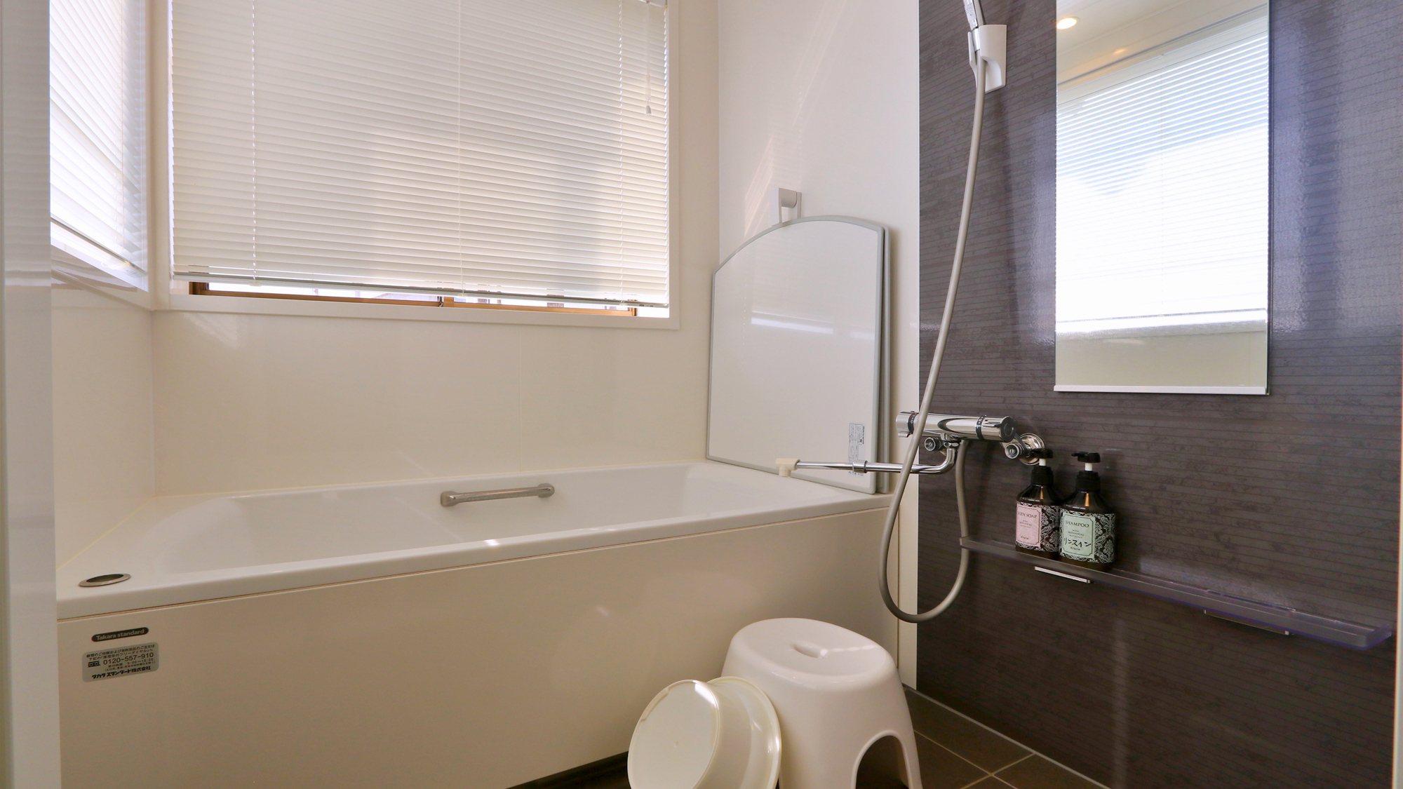 ツインルーム-Twin Room-窓から見える景色に癒されながら過ごせる客室