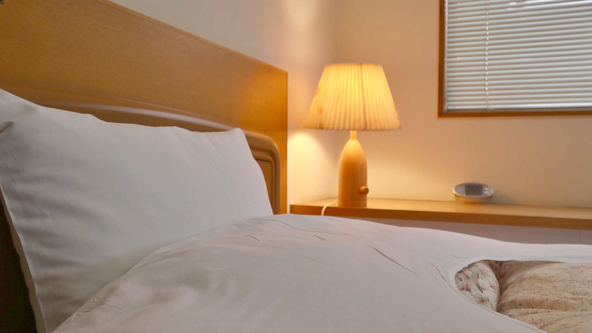 絶景部屋-View room-ベッドのすぐ横からそっと水面を眺めれる客室