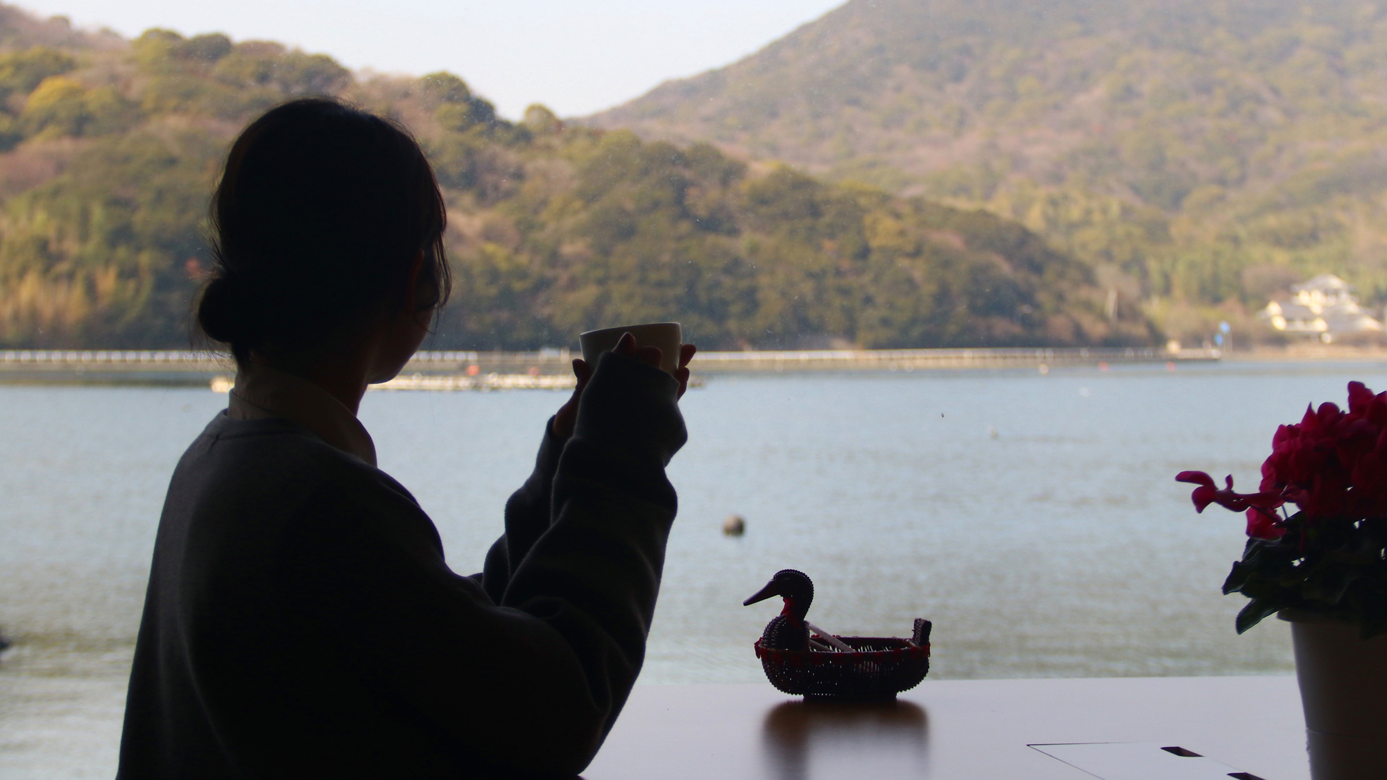 ラウンジで景色を眺めながらホッと一息 