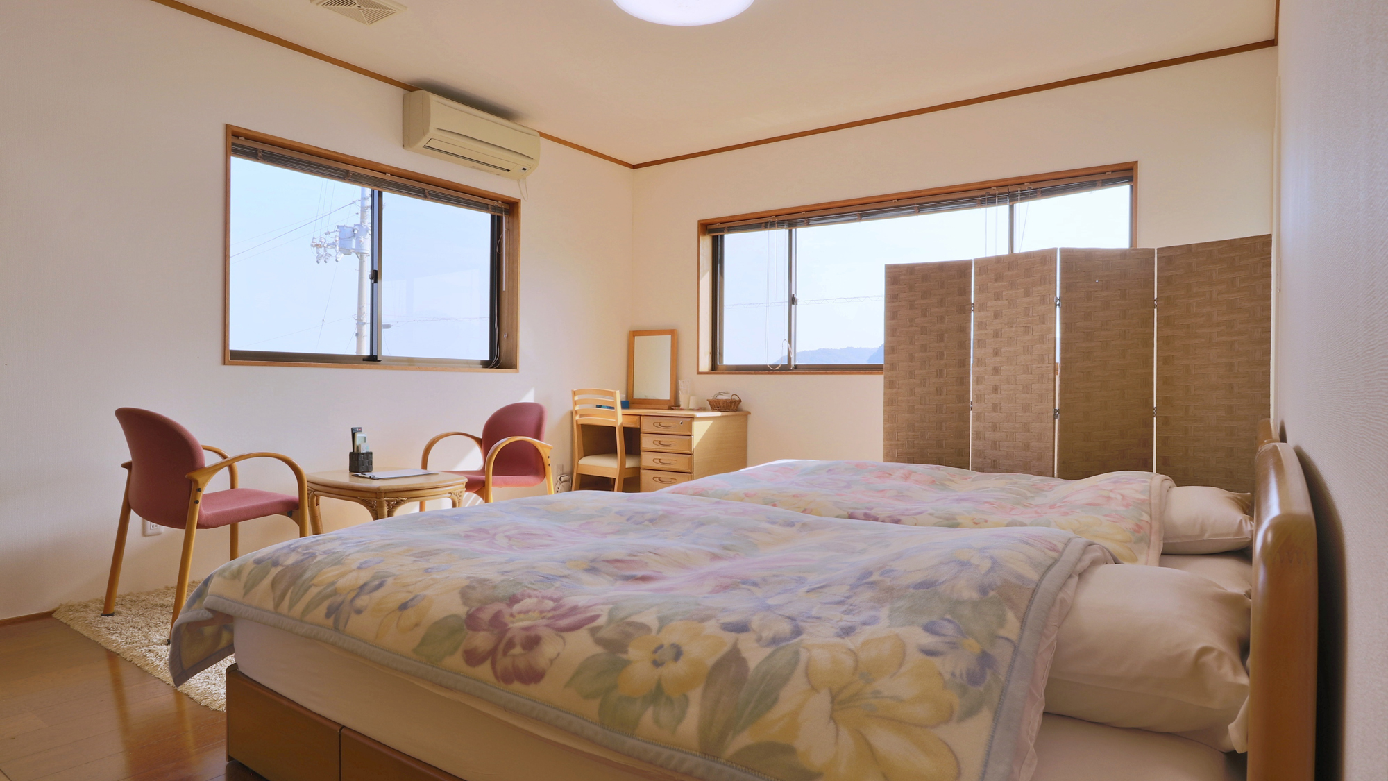 ツインルーム-Twin Room-窓から見える景色に癒されながら過ごせる客室