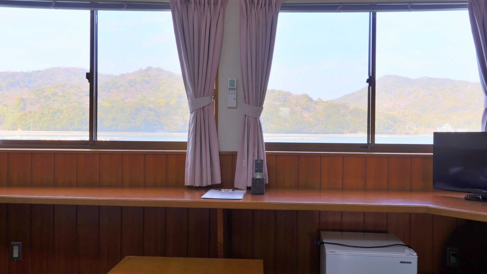 ツインルーム-Twin Room-窓から見える景色に癒されながら過ごせる客室