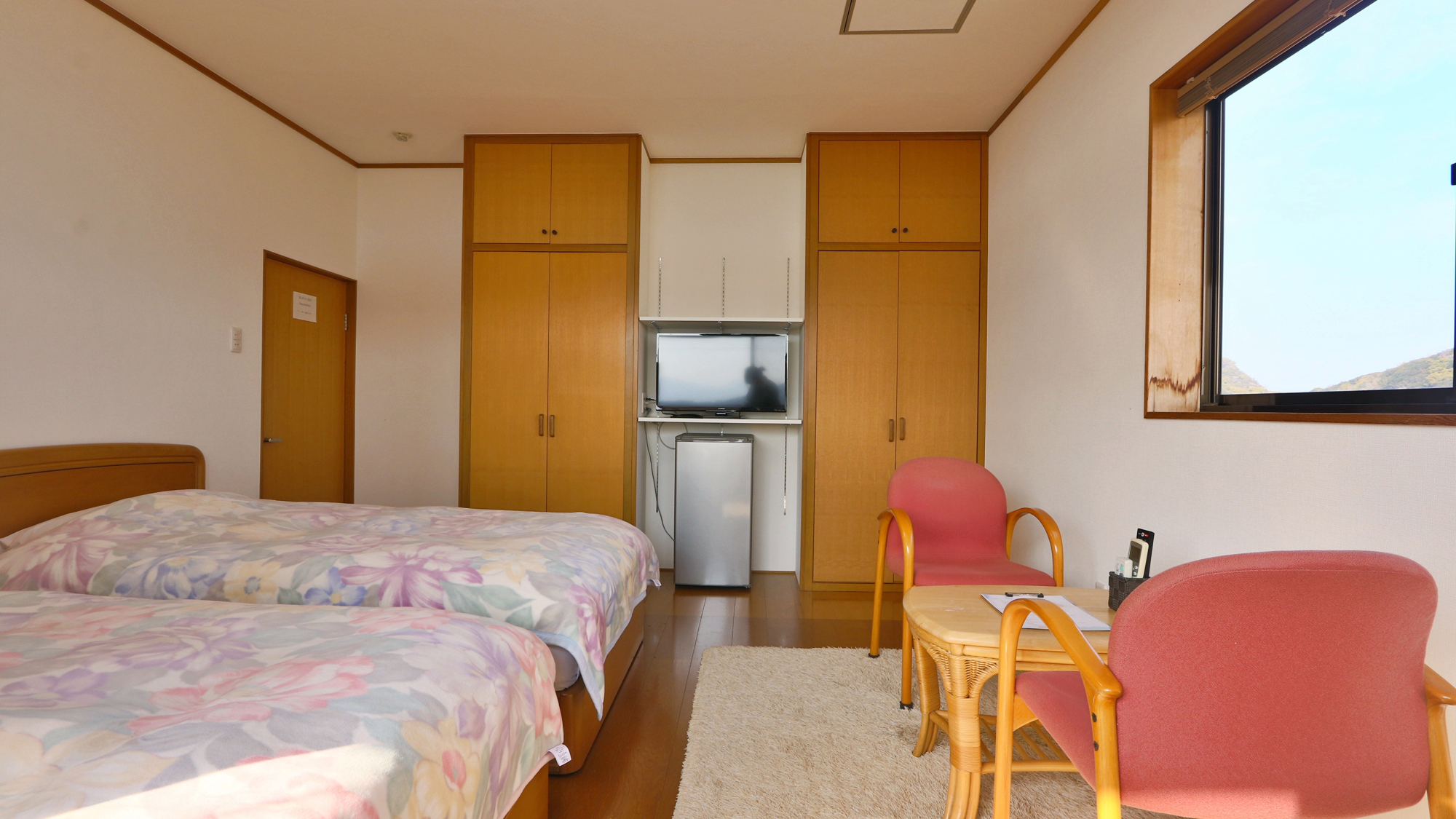 ツインルーム-Twin Room-窓から見える景色に癒されながら過ごせる客室